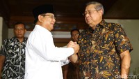 Prabowo melakukan salam komando dengan SBY sebelum meninggalkan Cikeas, Bogor, Jawa Barat, Senin (3/6/2019).