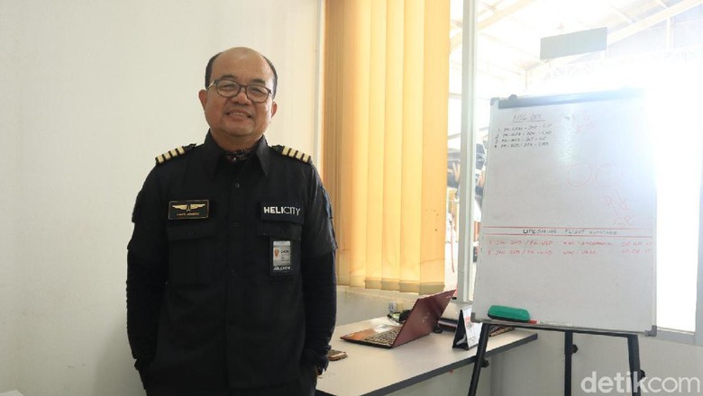 Capt Among Ronmarta, Pilot Rotary Wings dari Whitesky Aviation (Randy/detikcom) Capt Among Ronmarta, Pilot Rotary Wings dari Whitesky Aviation (Randy/detikcom)
