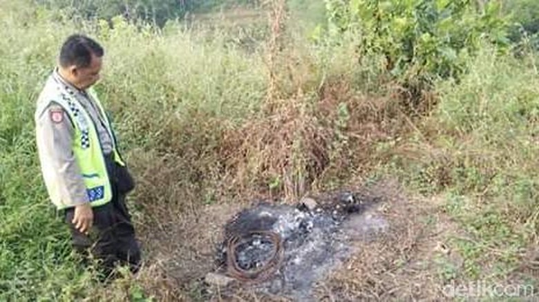 Polisi Amankan 3 Pria Terkait Kasus Tengkorak Terbakar di Mojokerto Polisi Amankan 3 Pria Terkait Kasus Tengkorak Terbakar di Mojokerto