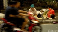 Biasanya mereka hanya duduk dan tidur di pinggir jalan hanya dengan beralaskan kardus.