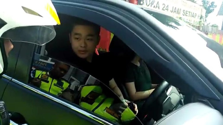 Kevin Bawa Fortuner Pelat-STNK Polri Palsu, Polisi Dalami Unsur Pidana Kevin Bawa Fortuner Pelat-STNK Polri Palsu, Polisi Dalami Unsur Pidana