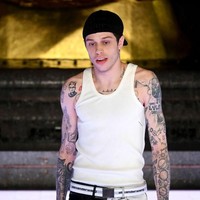 Komedian dan aktor berusia 25 tahun ini berjalan di runway mengenakan tank top putih yang dipadukan celana denim hitam-putih di Rockefeller Center, New York City, Jumat (31/5/2019). (Foto: Mike Coppola/Getty Images)