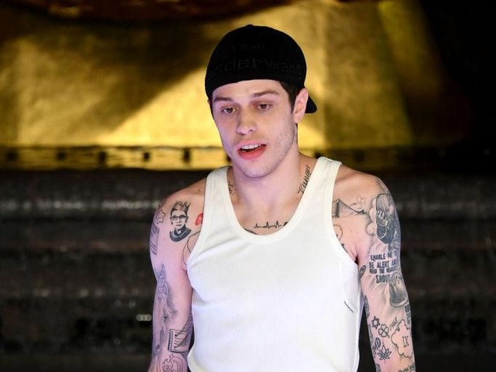 Pete Davidson Jadi Model Alexander Wang NEW YORK, NEW YORK - MAY 31: Pete Davidson walks the runway during the Alexander Wang Collection 1 fashion show at Rockefeller Center on May 31, 2019 in New York City. (Photo by Mike Coppola/Getty Images)