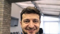 Pemilik nama lengkap Volodymyr Oleksandrovych Zelensky ini sempat menjadi perbincangan setelah terpilih sebagai presiden Ukraina yang baru. Sosok sederhana ini tak ingin fotonya dipajang di banyak tempat. Foto: Instagram @zelenskiy_official