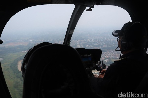 Traveler pun tak perlu takut, karena helikopter ini begitu aman dan nyaman. Guncangannya bahkan begitu minim dan hampir tak terasa (Randy/detikcom) Traveler pun tak perlu takut, karena helikopter ini begitu aman dan nyaman. Guncangannya bahkan begitu minim dan hampir tak terasa (Randy/detikcom)