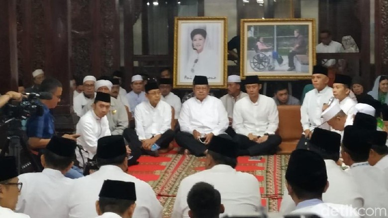 Tahlilan 3 Hari Wafatnya Ani Yudhoyono, AHY-Ibas Menitikkan Air Mata Tahlilan 3 Hari Wafatnya Ani Yudhoyono, AHY-Ibas Menitikkan Air Mata