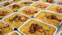 Menu iftar yang terdiri dari kurma, air mineral, minuman ringan dan nasi ayam panggang, ratusan warga Gaza sangat menikmati hidangan tersebut (dok KBRI Amman)