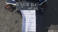 Biar jok panas menggarang hati, tetap selalu riang pulang demi yang tersayang. So sweet.. Foto: Sudirman Wamad
