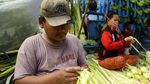 Potret Pedagang Kulit Ketupat Mengais Rezeki Jelang Idul Fitri