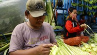 Pedagang musiman seperti kulit ketupat bermunculan setiap menjelang Hari Raya Idul Fitri, seperti yang terlihat di kawasan Pasar Cibubur, Jakarta Timur, Senin (3/6/2019). Grandyos Zafna/detikcom.