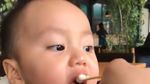 Gemas! Begini Gaya Cucu Ustaz Arifin Ilham Kala Makan Bareng Orang Tuanya