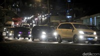 Pantauan detikcom, Minggu (2/5/2019) sekitar Pukul 23.00 WIB ekor kendaraan dari arah Bandung menuju Tasikmalaya via Limbangan mencapai Jalan Cagak Nagreg.