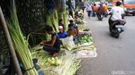 Potret Pedagang Kulit Ketupat Mengais Rezeki Jelang Idul Fitri