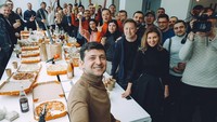 Sebagai sosok yang ramah pada semua kalangan, Zelensky tampak tak pernah terlihat murung. Ia yang hobi kulineran ini juga tak sungkan berpesta sambil makan pizza bersama. Foto: Instagram @zelenskiy_official