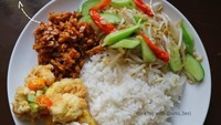 Melihat menu ini sungguh sangat menggoda selera. Nasi putih dan tumis tauge dan labu siam. Enak disandingkan dengan kerupuk dan bakwan. Foto: Instagram@seto_beri