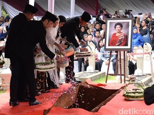 Barisan Kendaraan yang Melepas Mendiang Ani Yudhoyono