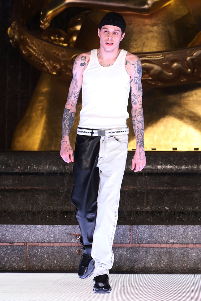 Putus dari Kate Beckinsale, setelah sebelumnya batal bertunangan dengan Ariana Grande, Pete Davidson kini eksis di runway. Ia didapuk desainer Alexander Wang untuk membawakan koleksi busana resort terbaru. (Foto: REUTERS/Andrew Kelly)