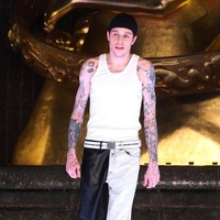 Putus dari Kate Beckinsale, setelah sebelumnya batal bertunangan dengan Ariana Grande, Pete Davidson kini eksis di runway. Ia didapuk desainer Alexander Wang untuk membawakan koleksi busana resort terbaru. (Foto: REUTERS/Andrew Kelly)