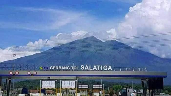 Mudik dengan menggunakan jalan darat dan melintasi Tol Bawen-Salatiga, Jawa Tengah dapat menikmati pemandangan alam perbukitan. Pemandangan dapat terlihat di Gerbang Tol Salatiga yang berlatar belakang keindahan Gunung Merbabu. Intip keindahan jalan Tol Bawen-Salatiga di sini.