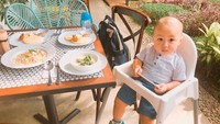 Baik Alvin atau pun Rissa, kerap membagikan momen kebersamaannya dengan sang anak yang lahir pada 9 Juni 2017 itu. Salah satunya saat sedang makan bersama ini. Foto: Instagram yusufalvinramadhan
