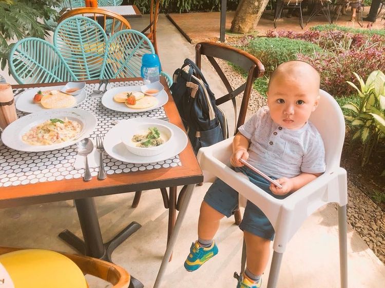 Gemas! Begini Gaya Cucu Ustaz Arifin Ilham Kala Makan Bareng Orang Tuanya