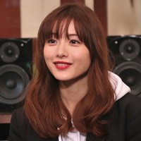 Dalam serial Born to Be Flower, Satomi memerankan tokoh bernama Momo Tsukishima. Momo dikisahkan sebagai wanita dari keluarga terhormat. Namun dia diselingkuhi tunangannya. Saat akhirnya menemukan cinta baru, pria tersebut dianggap tidak setara dengannya karena berbeda kasta. (Foto: Dok. ist)