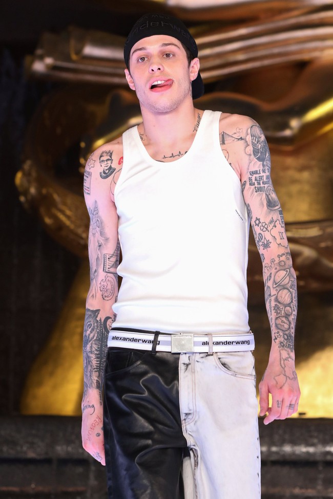 Penonton yang datang saat fashion show mengatakan kalau Pete Davidson terlihat gugup. Hal itu wajar, mengingat ini merupakan pengalaman pertamanya jadi model. Pete terlihat canggung dan selalu membuka-tutup mulutnya, kata seorang tamu. (Foto: REUTERS/Andrew Kelly)