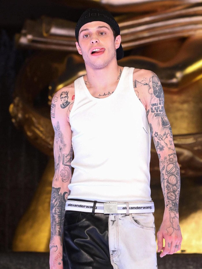 Pete Davidson Jadi Model Alexander Wang Actor Pete Davidson presents a creation from Alexander Wangs AW Collection 1 at the Rockefeller Center in New York, U.S., May 31, 2019. REUTERS/Andrew Kelly