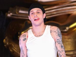 Pacar Kim Kardashian, Pete Davidson Akan ke Antariksa Naik Blue Origin