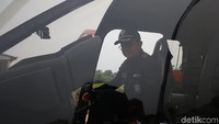 Seorang pilot Heli mengecek kesiapannya untuk terbang lepas landas menuju daerah tujuan.