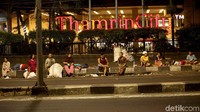 Sebenarnya, keberadaan para gepeng dan manusia gerobak adalah pelanggaran terhadap peraturan daerah (Perda) No.8 tahun 2007 tentang Ketertiban Umum.