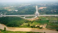 Pantauan udara dilanjutkan menyusuri ruas Terbanggi Besar-Pematang Panggang-Kayu Agung hingga Indralaya-Palembang. Jalur fungsional sepanjang 189 km yang dibuka pada pukul 06.00- 17.00 selama arus mudik ini pun tampak ramai lancar. Istimewa/Hutama Karya.