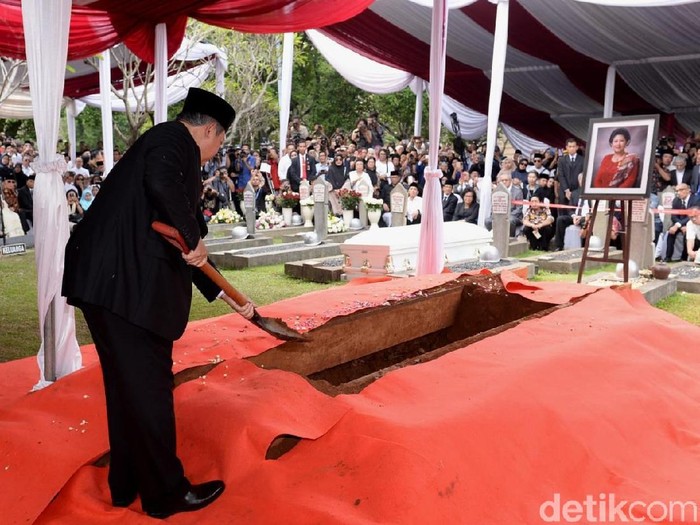 SBY masukkan tanah ke liang lahad Ani Yudhoyono (Foto: Andhika/detikcom) SBY masukkan tanah ke liang lahad Ani Yudhoyono (Foto: Andhika/detikcom)