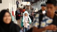 Para pemudik terlihat mengajak segenap keluarganya.