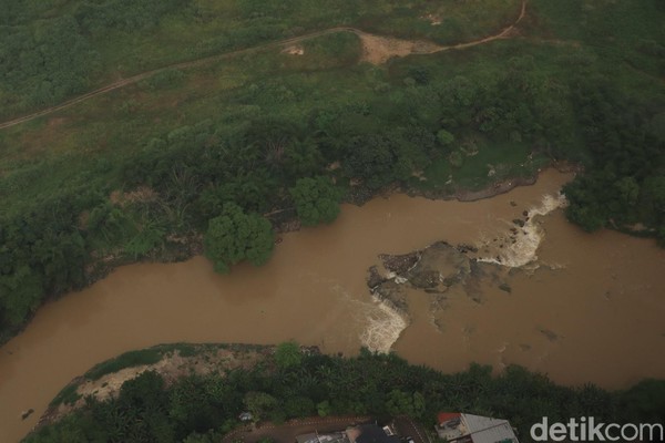 Tampak juga sejumlah objek wisata dari udara. Ini adalah Curug Parigi yang berlokasi di dekat Banter Gebang, Bekasi (Randy/detikcom)