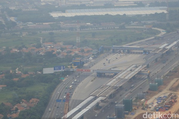 Panorama bekas gerbang tol Cikarang Pusat yang kini telah dipindahkan. Kamu akan melihat pemandangan ini jika menyewa jasa helikopter ke Bandung (Randy/detikcom)