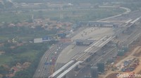 Panorama bekas gerbang tol Cikarang Pusat yang kini telah dipindahkan. Kamu akan melihat pemandangan ini jika menyewa jasa helikopter ke Bandung (Randy/detikcom)