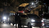 Meski ada antrean, roda kendaraan masih tetap melaju, imbasnya terjadi perlambatan kecepatan arus lalu lintas karena volume kendaraan terus bertambah.
