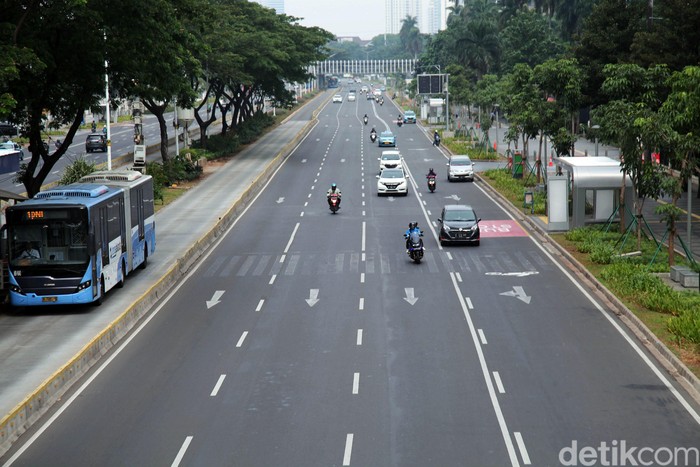 Sejumlah ruas jalan di Jakarta sepi di hari kedua menjelang Lebaran. Arus lalu lintas di jalanan Ibu Kota yang biasa padat saat pagi hari pun terpantau lancar.
