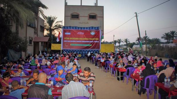 Buka Puasa Bersama Warga Palestina di Gaza