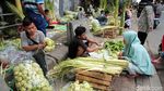 Potret Pedagang Kulit Ketupat Mengais Rezeki Jelang Idul Fitri
