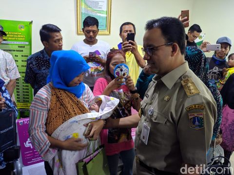 Anies menyapa masyarakat yang sedang berobat di puskesmas