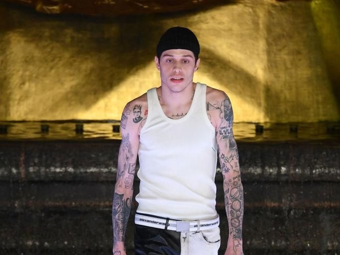 Pete Davidson Jadi Model Alexander Wang NEW YORK, NEW YORK - MAY 31: Pete Davidson walks the runway during the Alexander Wang Collection 1 fashion show at Rockefeller Center on May 31, 2019 in New York City. (Photo by Mike Coppola/Getty Images)