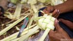 Potret Pedagang Kulit Ketupat Mengais Rezeki Jelang Idul Fitri