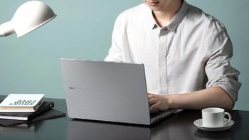 Xiaomi membuat RedmiBook 14 dengan cukup compact. Foto: Xiaomi