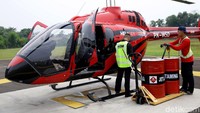 Petugas HeliCity tengah mengecek kondisi helikopter jenis Bell 505 di Jakarta, Senin (3/6/2019).