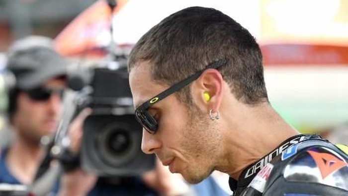 Italys Valentino Rossi concentrates prior to competing in the Italian Moto GP Grand Prix at the Mugello race track on June 2, 2019 in Scarperia e San Piero. (Photo by Tiziana FABI / AFP)