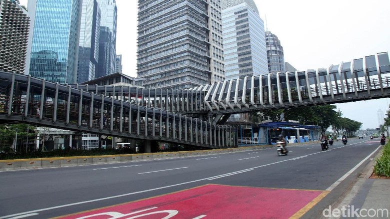 H-2 Lebaran, Jalanan Jakarta Sepi Sejumlah ruas jalan di Jakarta sepi di hari kedua menjelang Lebaran. Arus lalu lintas di jalanan Ibu Kota yang biasa padat saat pagi hari pun terpantau lancar.