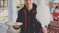 Sepiring makanan di tangan kanan dan sebuah cotton candy ada di tangan kiri. Wah makannya banyak juga ya? Foto: Instagram @zelenskiy_official