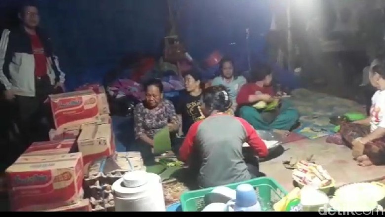 Banjir di Konawe Utara, Warga Rayakan Malam Lebaran di Tenda Pengungsian Banjir di Konawe Utara, Warga Rayakan Malam Lebaran di Tenda Pengungsian